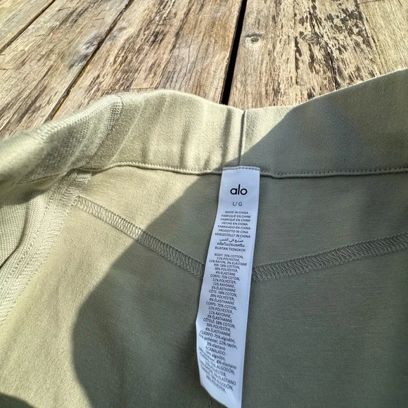 Alo Yoga HIGH-WAIST ON POINT MOTO
TROUSER | Size L - Picture 4 of 5